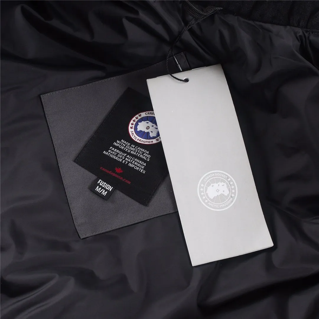 P320 Canada Goose Canada Goose #Freestyle Crew 4154M men's and women's vest down# ➖ Genuine synchronous anti-counterfeiting chip sensor! ➖ Imported Behringer embroidery machine to customize 10,000-needle embroidery logo! ➖ Imported 21-count polyester-cotton blended original fabric, using Feather-Light 10D waterproof coating fabric, made of 84.5% polyester fiber and 15.5% cotton, 100% the best feel in the entire network! ➖ The genuine official website uses the national standard 80 white duck down, and will never be misled by false claims such as 90 down or goose down! ➖ 100% nylon nylon lining with double double-layer sealing design to prevent velvet from running away. Top-grade polar fleece is used in the collar and pockets to keep warm and comfortable! ➖ Yoshida YKK provides original custom-made electroplated sliders. YKK two-way lockable zippers are tight and smooth and will not peel off paint! ➖ 3M composite original Velcro is durable, and all accessories and hardware are disassembled and customized!  SIZE: XS S M L XL XXL [Attached: Size chart]